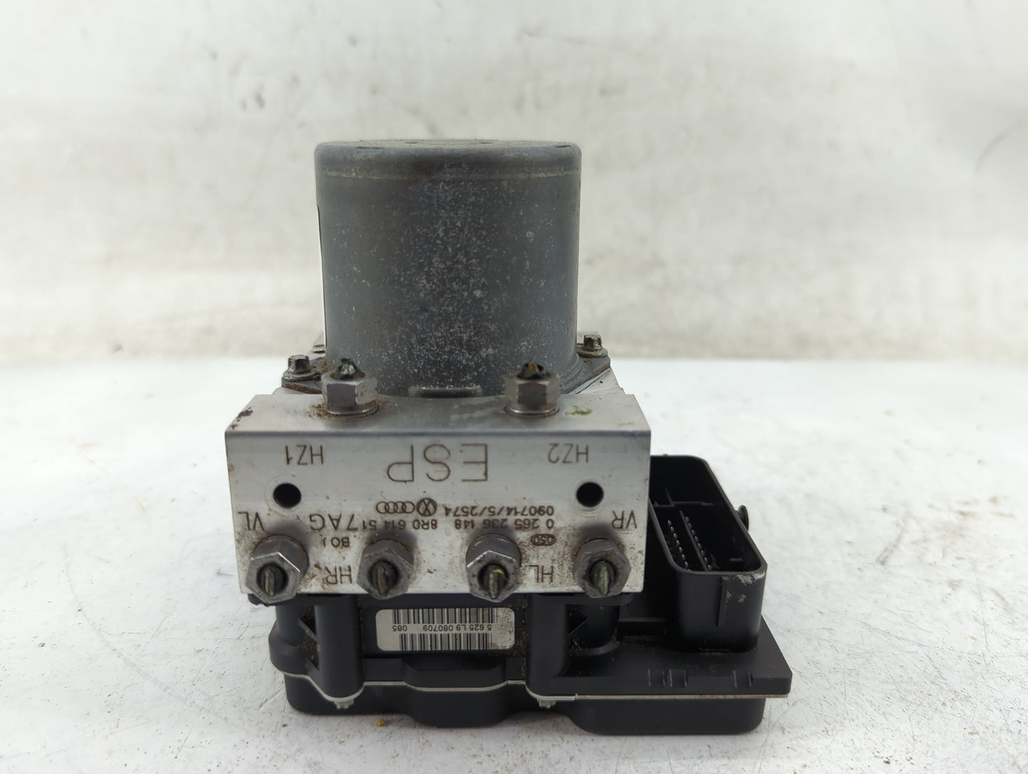 2009-2012 Audi Q5 ABS Pump Control Module Replacement P/N:8R0 907 379 M Fits Fits 2009 2010 2011 2012 OEM Used Auto Parts - 