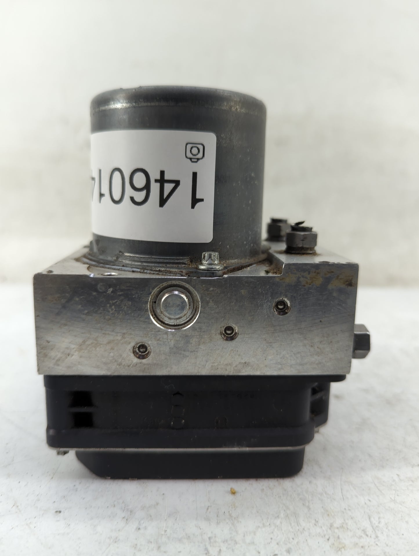 2009-2012 Audi Q5 ABS Pump Control Module Replacement P/N:8R0 907 379 M Fits Fits 2009 2010 2011 2012 OEM Used Auto Parts - 