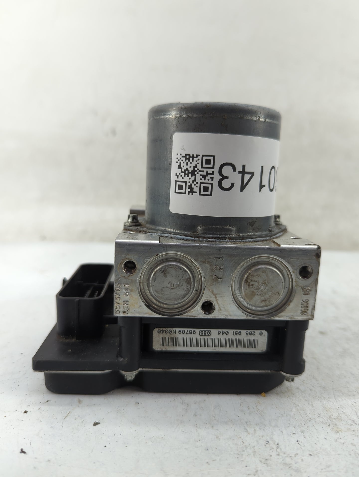 2009-2012 Audi Q5 ABS Pump Control Module Replacement P/N:8R0 907 379 M Fits Fits 2009 2010 2011 2012 OEM Used Auto Parts - 