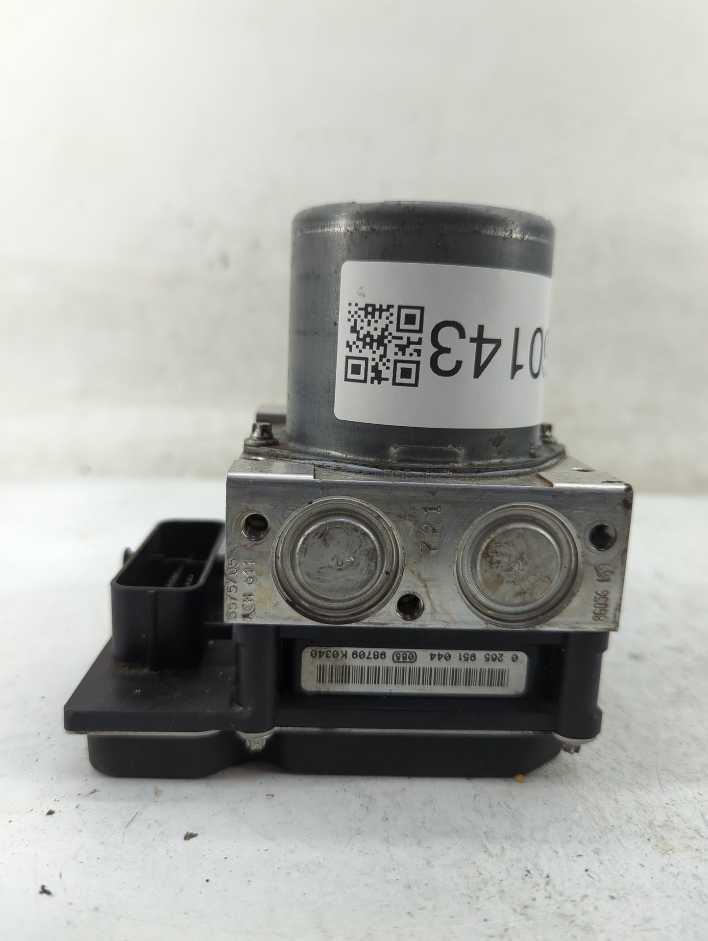 2009-2012 Audi Q5 ABS Pump Control Module Replacement P/N:8R0 907 379 M Fits Fits 2009 2010 2011 2012 OEM Used Auto Parts - 