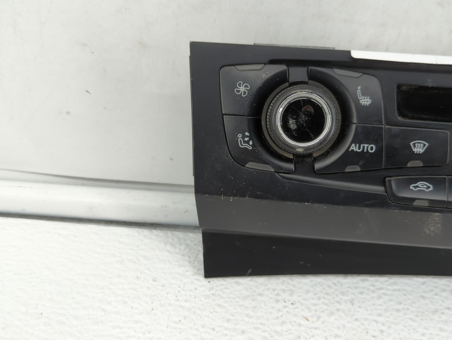 2009-2012 Audi Q5 Climate Control Module Temperature AC/Heater Replacement P/N:8T1 820 043 AA 8T1 820 043 AK Fits OEM Used A
