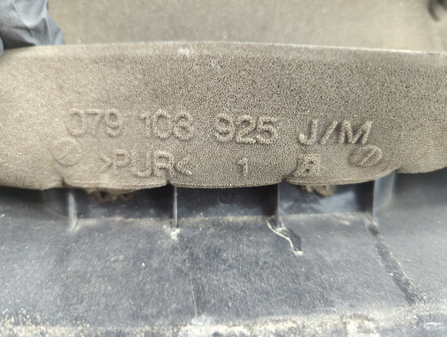 2010 Audi Q7 Engine Cover - Oemusedautoparts1.com