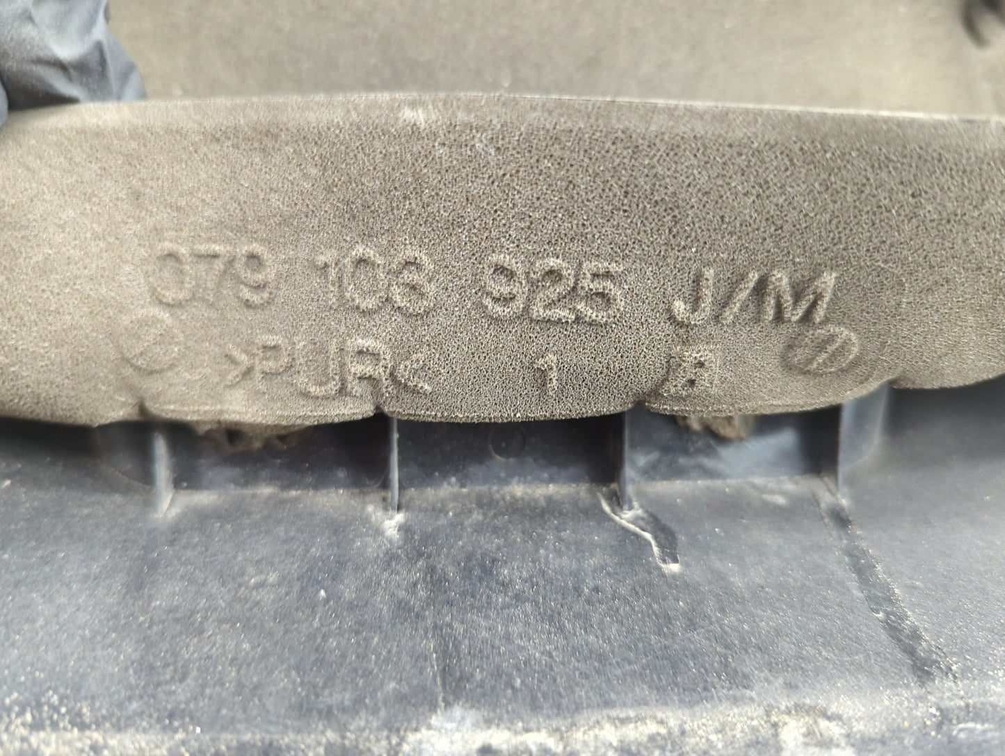2010 Audi Q7 Engine Cover - Oemusedautoparts1.com