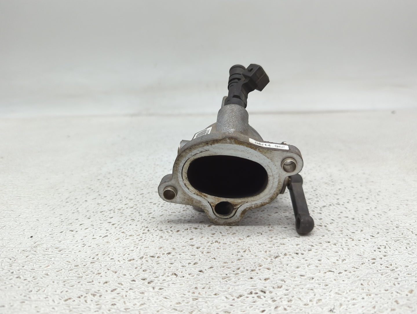 2006-2010 Bmw M6 Throttle Body P/N:7834832-02 Fits Fits 2006 2007 2008 2009 2010 OEM Used Auto Parts - Oemusedautoparts1.com