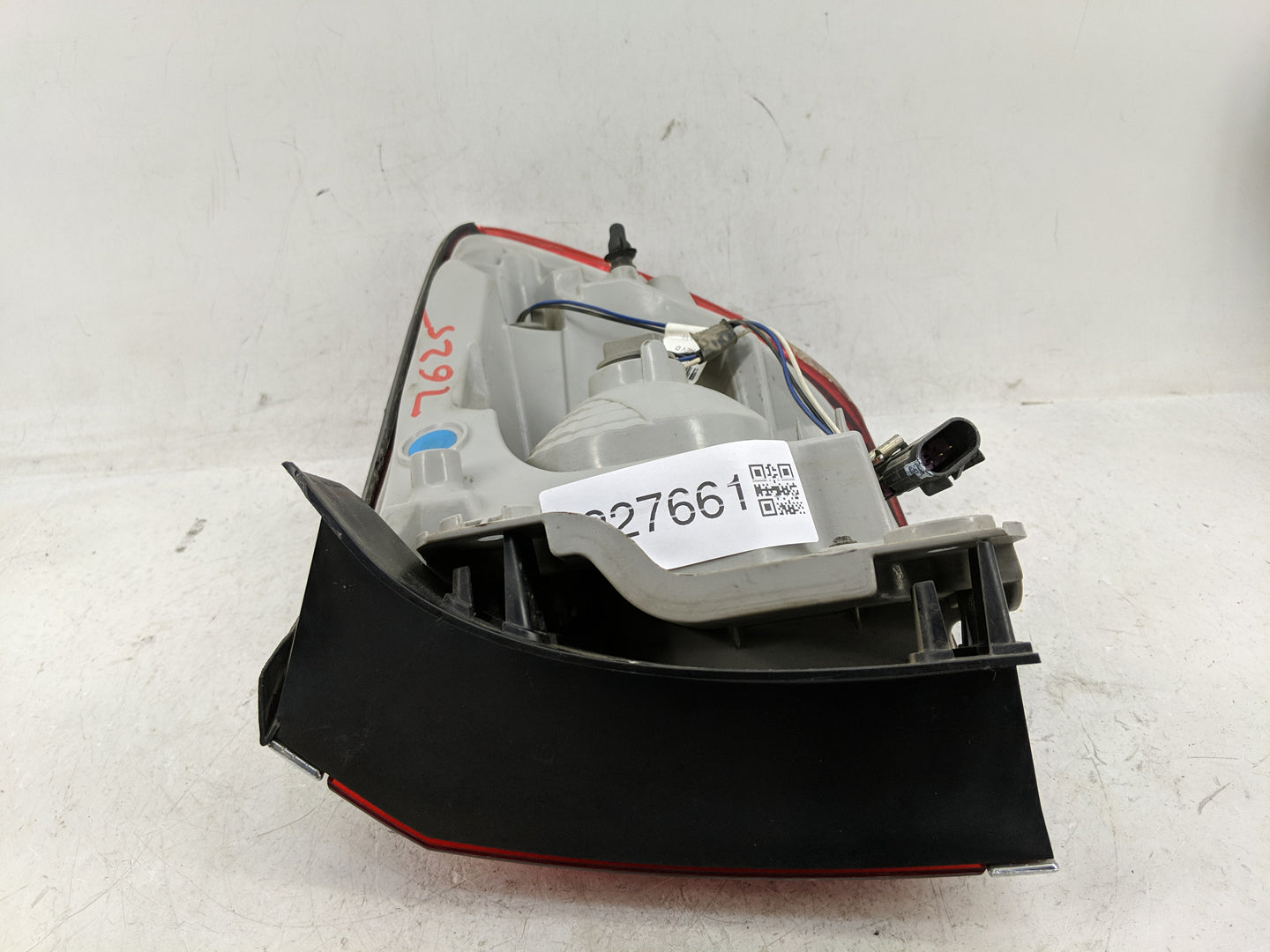 2008-2012 Buick Enclave Tail Light Assembly Driver Left OEM Fits Fits 2008 2009 2010 2011 2012 OEM Used Auto Parts - Oemused