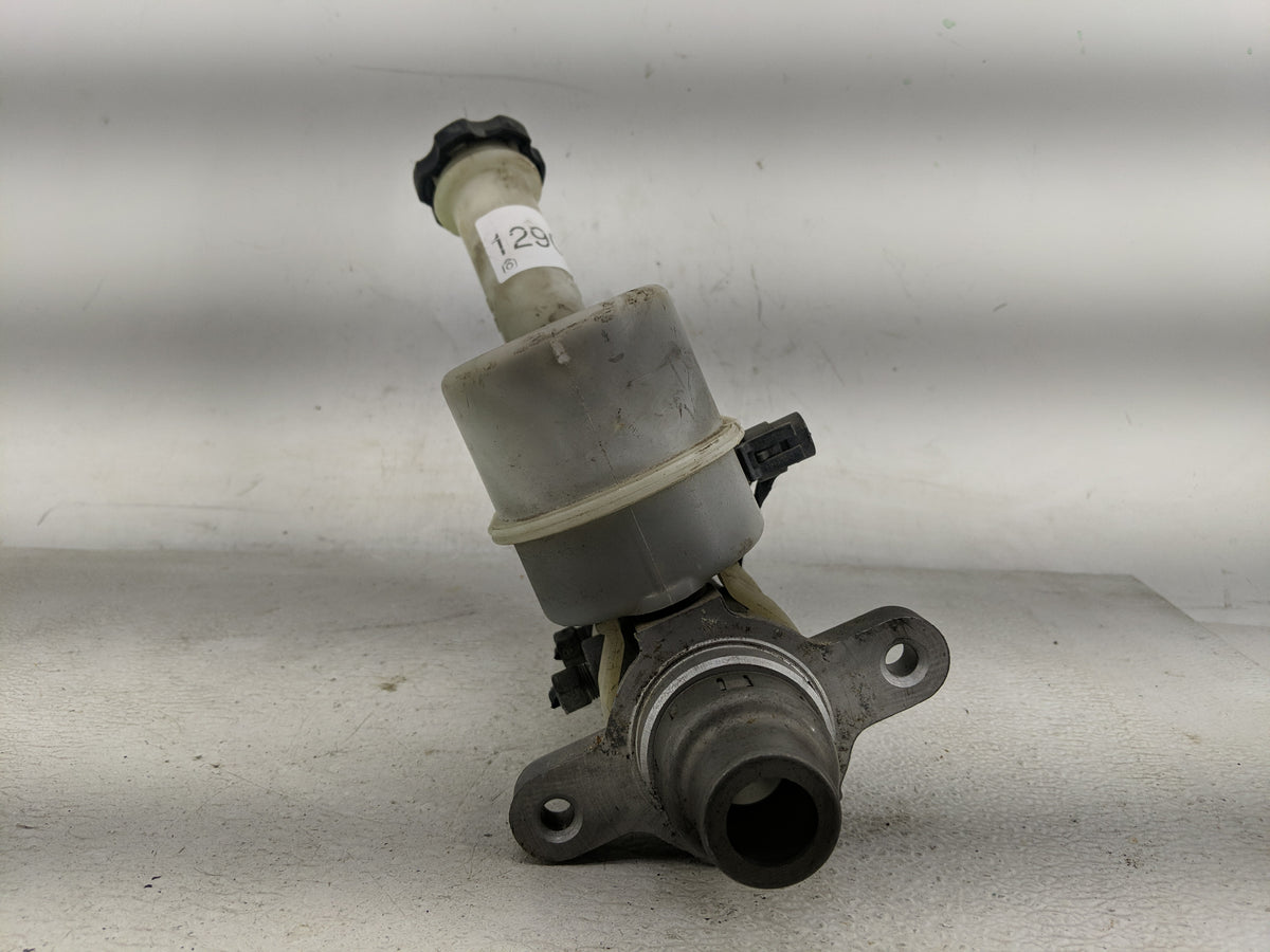 2009-2017 Buick Enclave Brake Master Cylinder 1290037 - Oemusedautoparts1.com