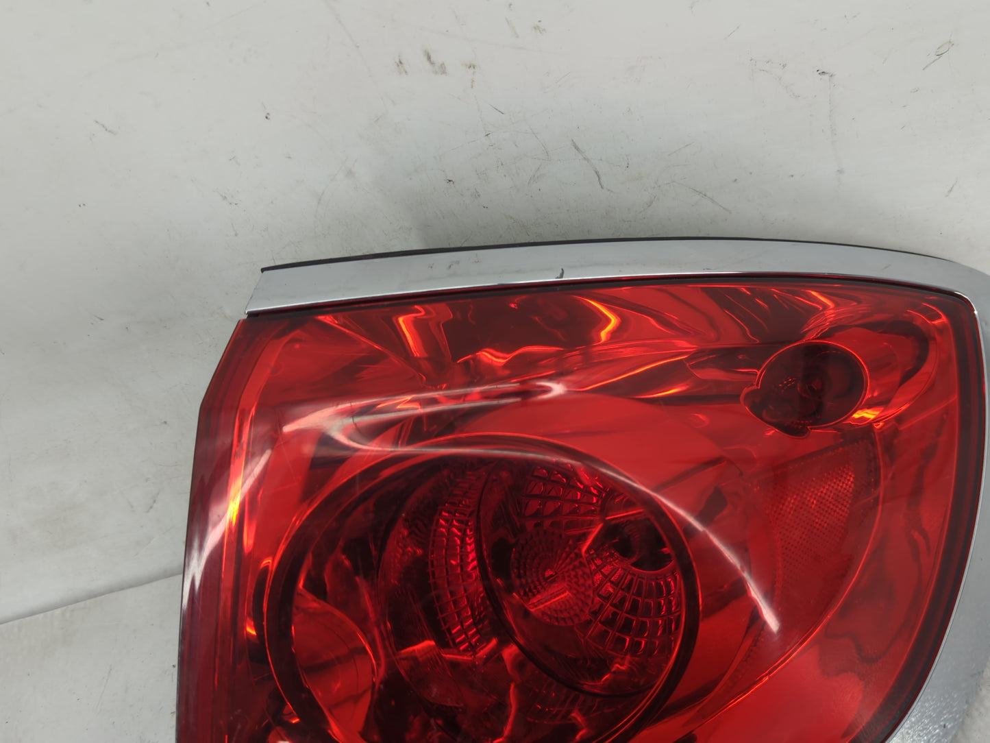 2008-2012 Buick Enclave Tail Light Assembly Passenger Right OEM P/N:25954942 Fits Fits 2008 2009 2010 2011 2012 OEM Used Aut