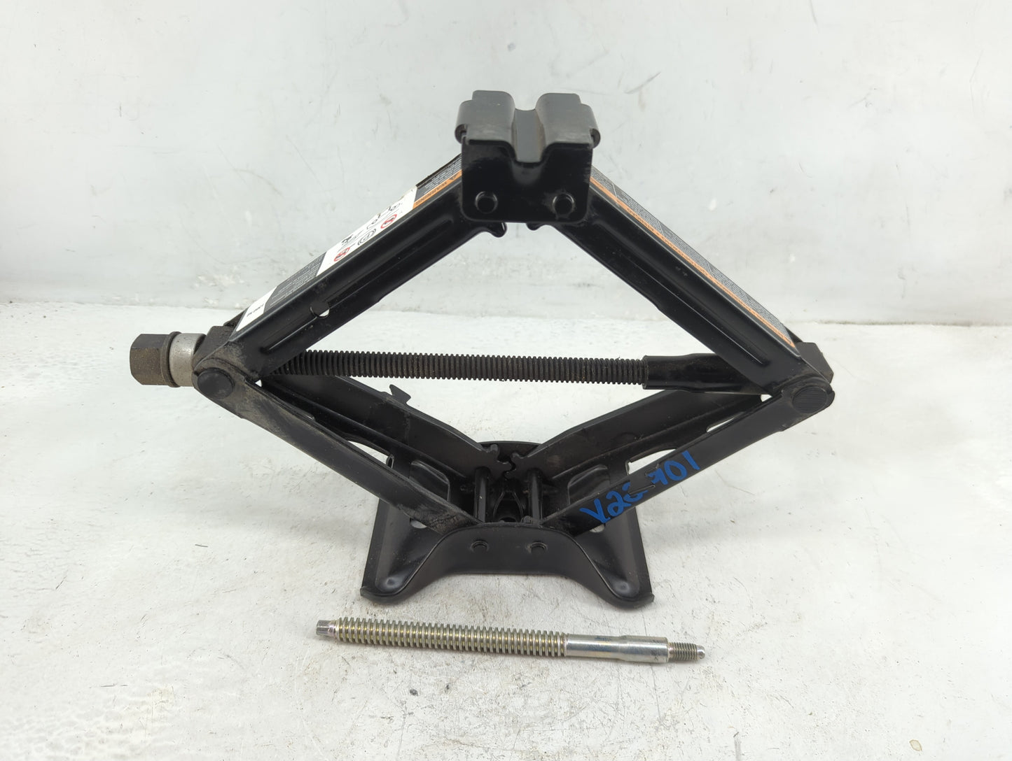 2010 Buick Lacrosse Spare Scissor Car Jack 1396487 - Oemusedautoparts1.com