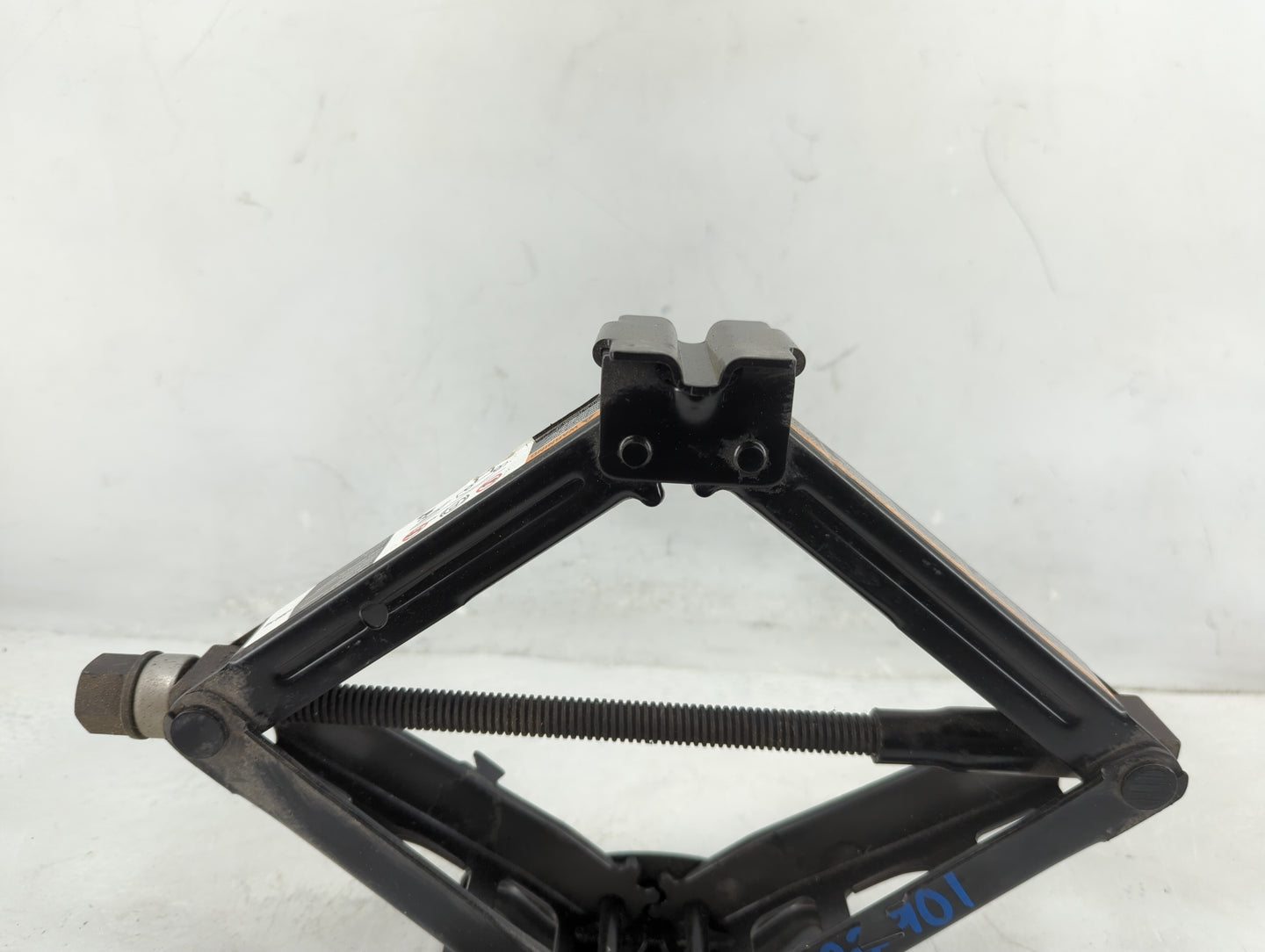 2010 Buick Lacrosse Spare Scissor Car Jack - Oemusedautoparts1.com
