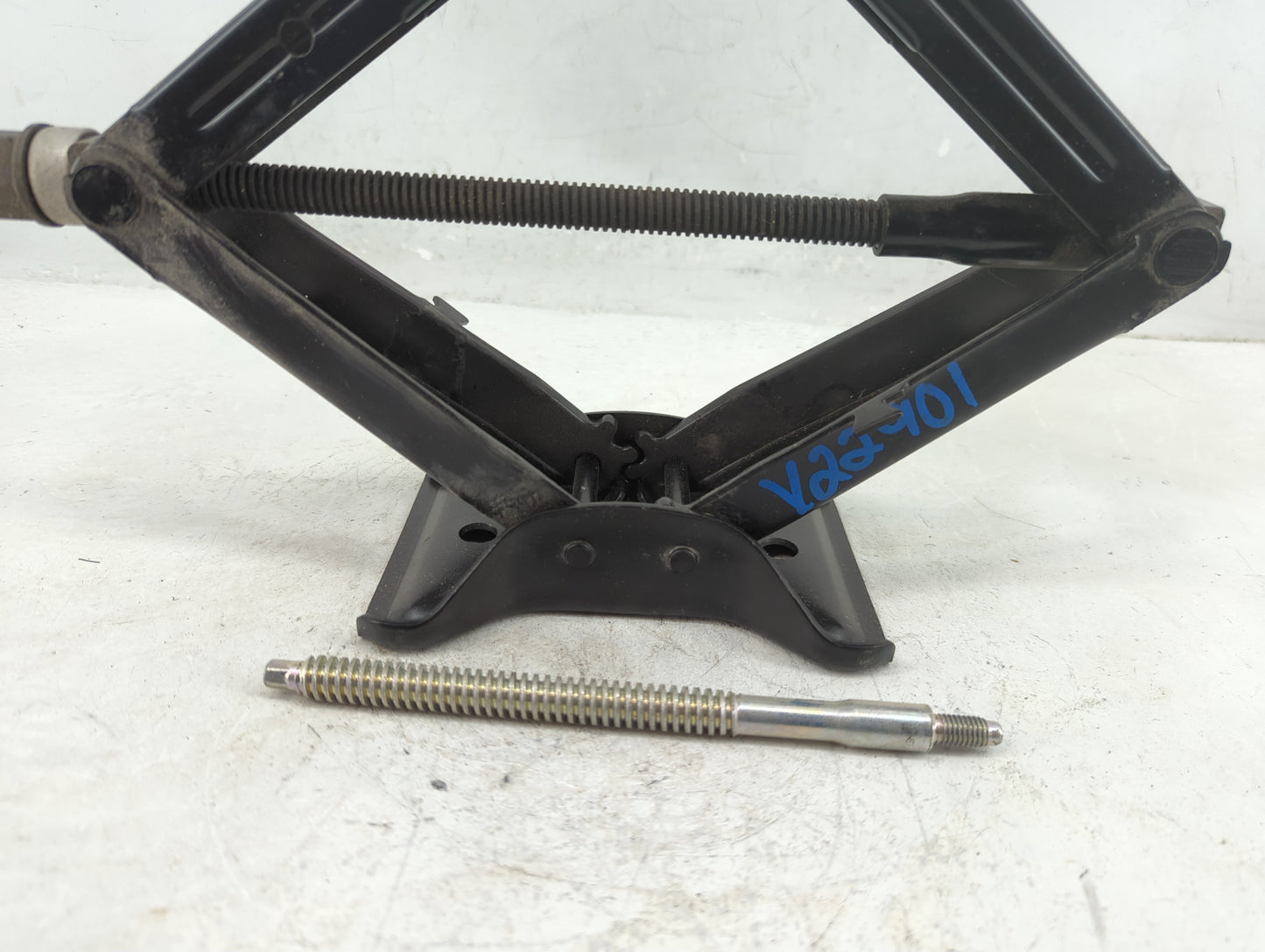 2010 Buick Lacrosse Spare Scissor Car Jack 1396487 - Oemusedautoparts1.com