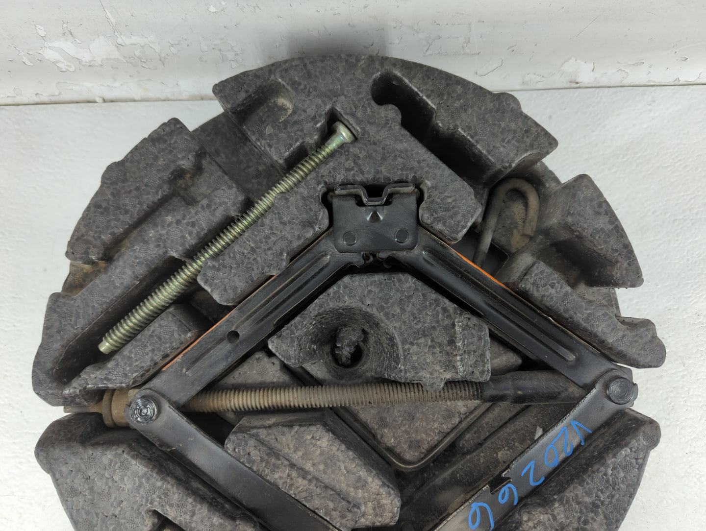 2010 Buick Lacrosse Spare Scissor Car Jack - Oemusedautoparts1.com