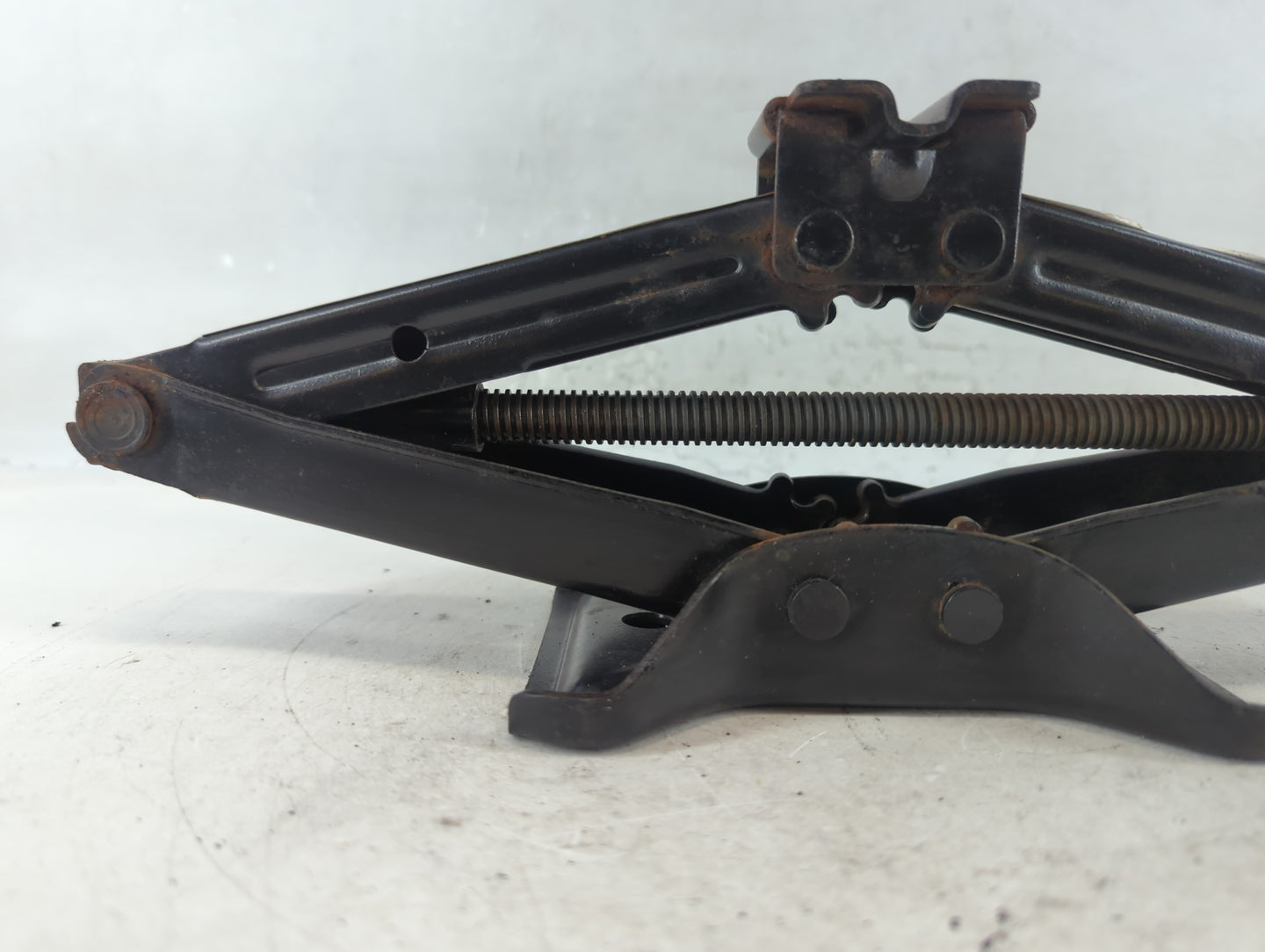2010 Buick Lacrosse Spare Scissor Car Jack 817588 - Oemusedautoparts1.com