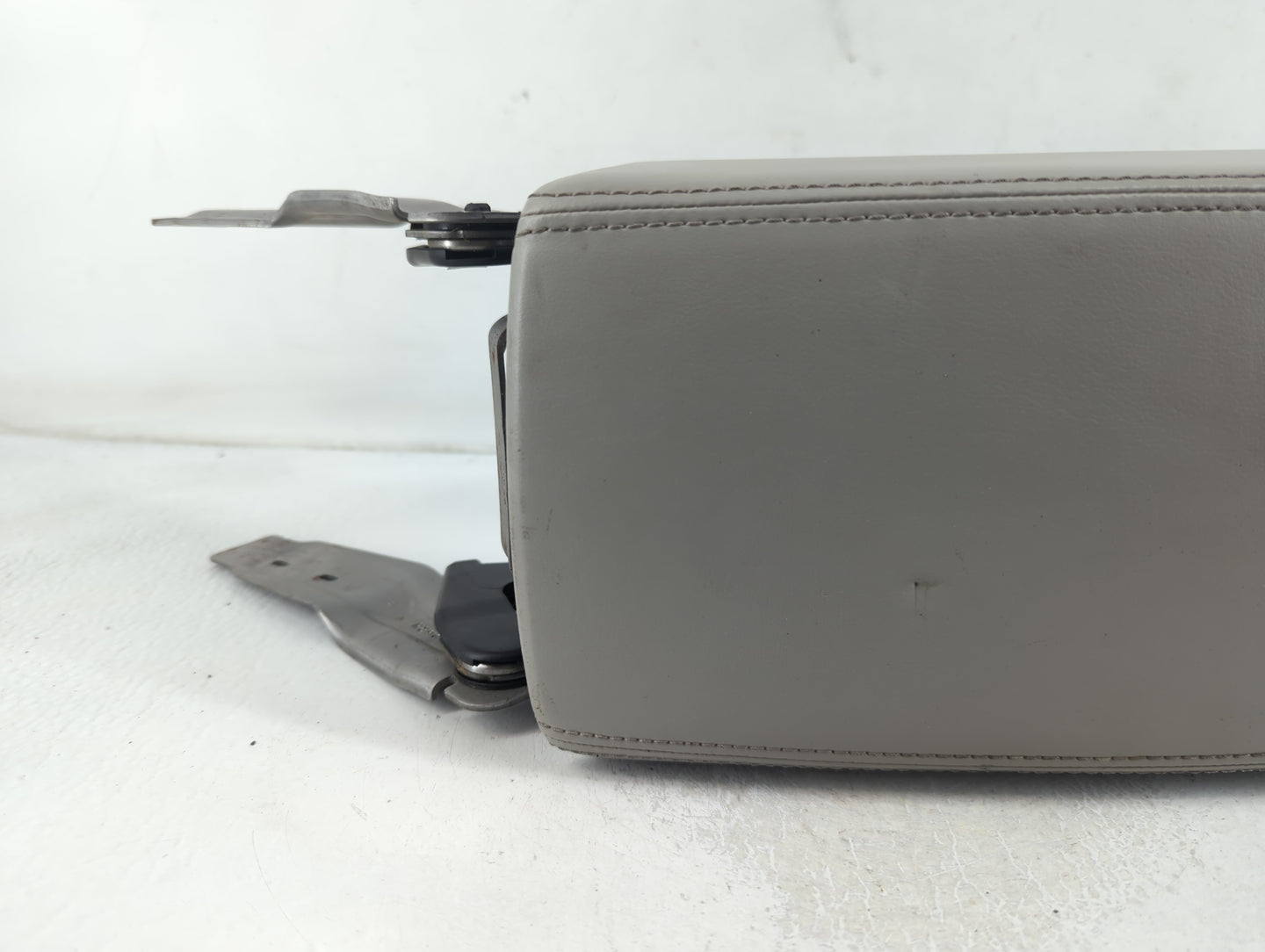 2010 Buick Lacrosse Center Console Armrest Cover Lid P/N:>ABS< 1168652 Fits OEM Used Auto Parts - Oemusedautoparts1.com