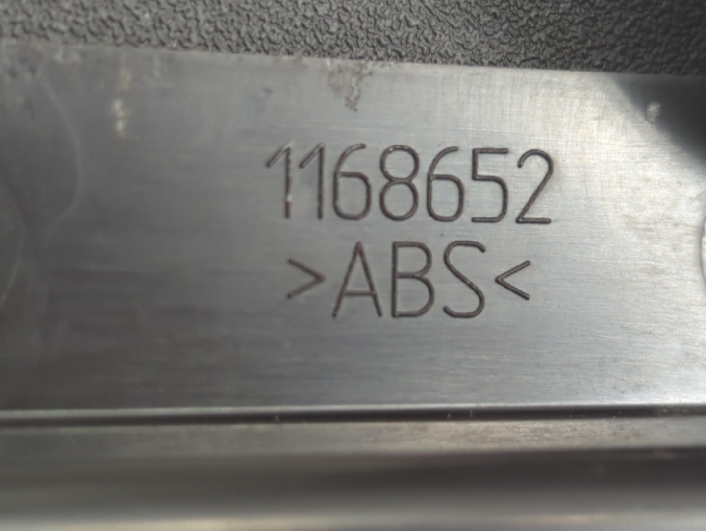 2010 Buick Lacrosse Center Console Armrest Cover Lid P/N:>ABS< 1168652 Fits OEM Used Auto Parts - Oemusedautoparts1.com