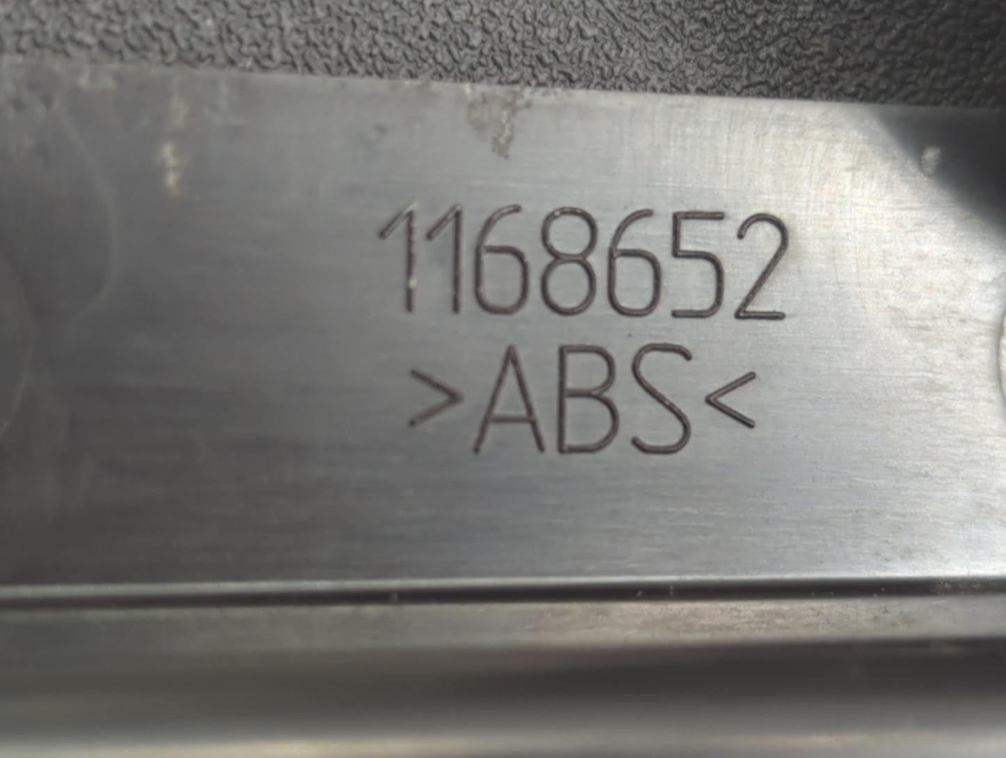 2010 Buick Lacrosse Center Console Armrest Cover Lid P/N:>ABS< 1168652 Fits OEM Used Auto Parts - Oemusedautoparts1.com