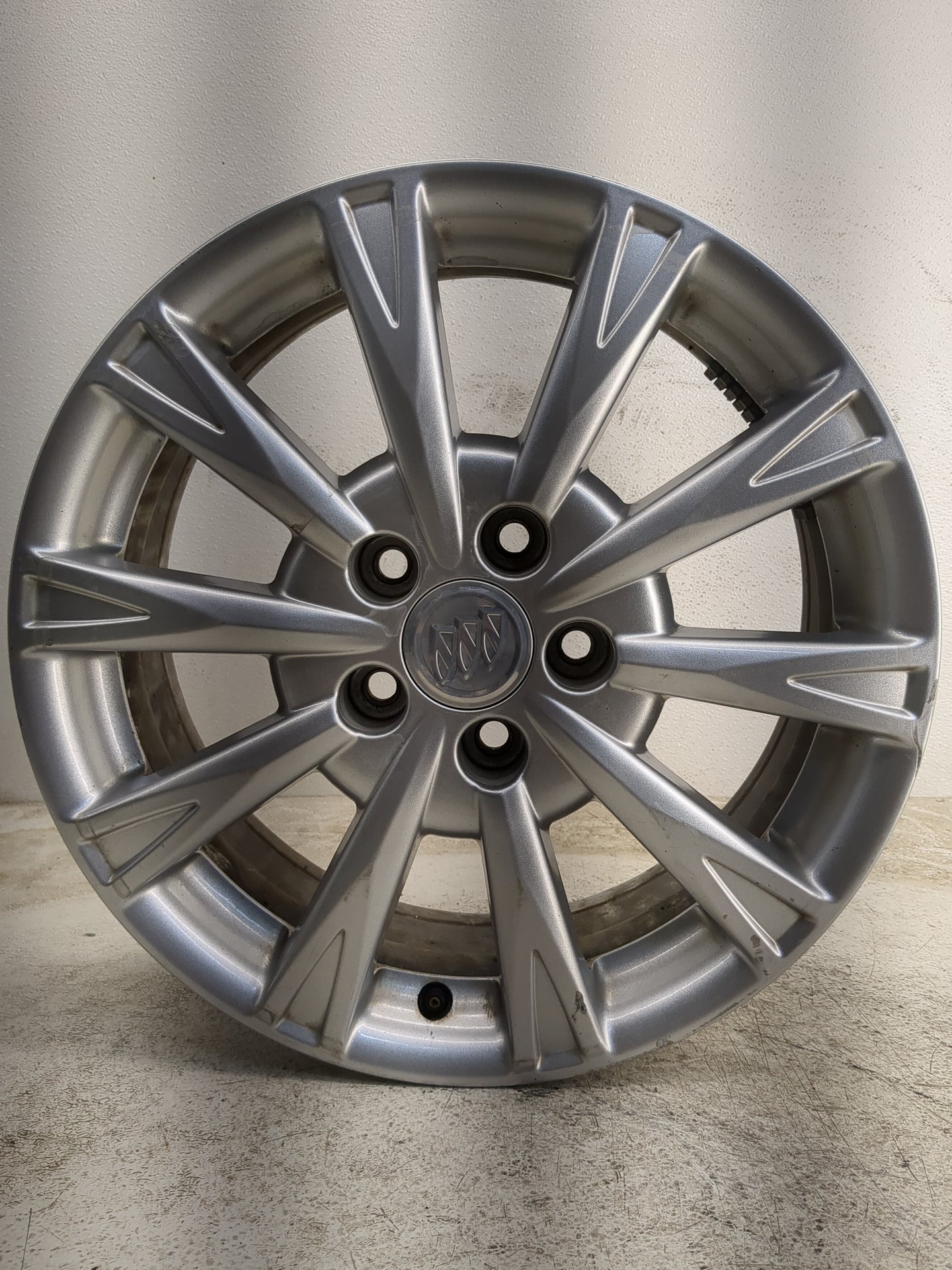 2009-2011 Buick Lucerne Oem Wheel Rim - Oemusedautoparts1.com