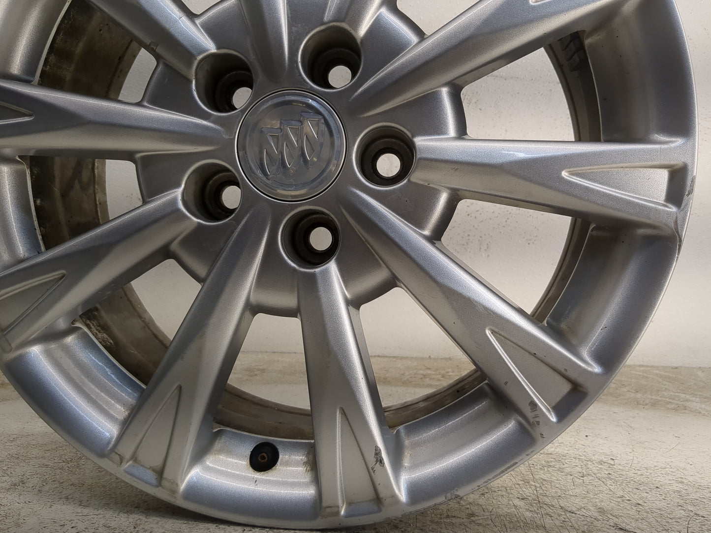 2009-2011 Buick Lucerne Oem Wheel Rim - Oemusedautoparts1.com