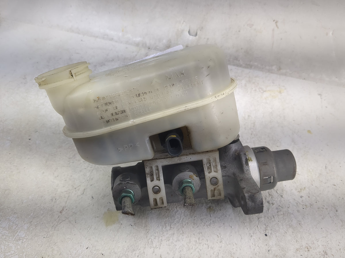 Buick Lucerne Brake Master Cylinder 1497765 - Oemusedautoparts1.com
