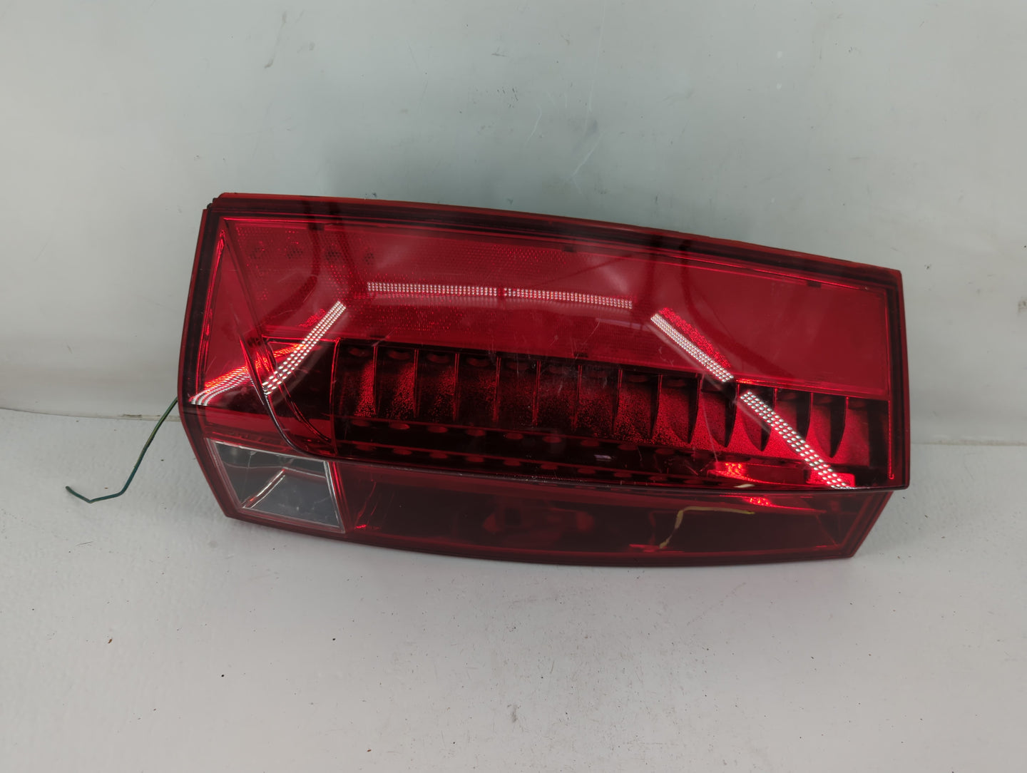 2007-2014 Cadillac Escalade Tail Light Assembly Driver Left OEM P/N:GM566-B000L Fits Fits 2007 2008 2009 2010 2011 2012 2013
