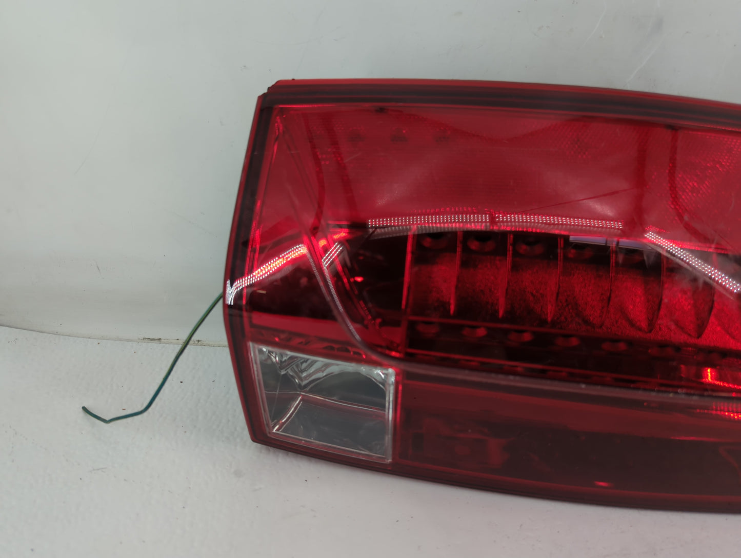 2007-2014 Cadillac Escalade Tail Light Assembly Driver Left OEM P/N:GM566-B000L Fits Fits 2007 2008 2009 2010 2011 2012 2013