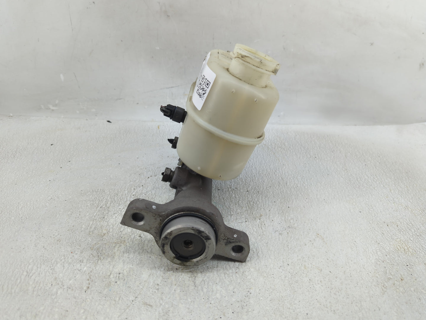 2009-2014 Cadillac Escalade Brake Master Cylinder - Oemusedautoparts1.com