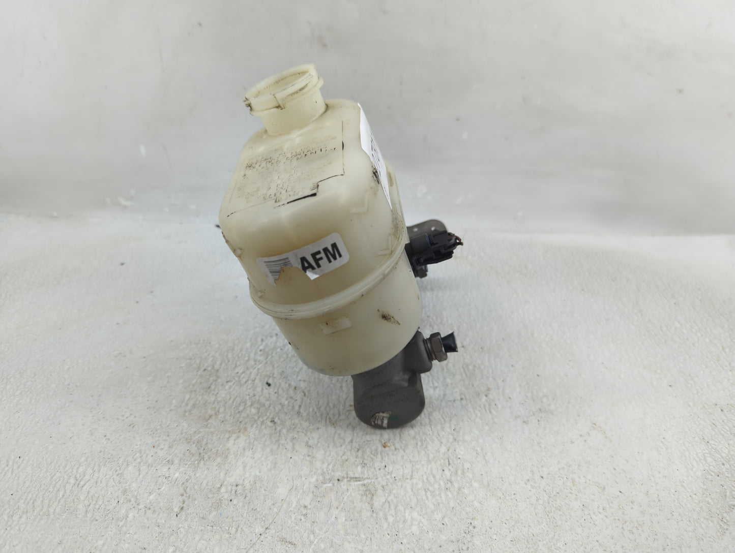 2009-2014 Cadillac Escalade Brake Master Cylinder - Oemusedautoparts1.com