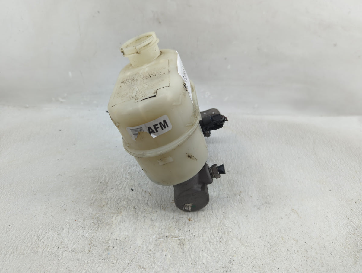 2009-2014 Cadillac Escalade Brake Master Cylinder - Oemusedautoparts1.com