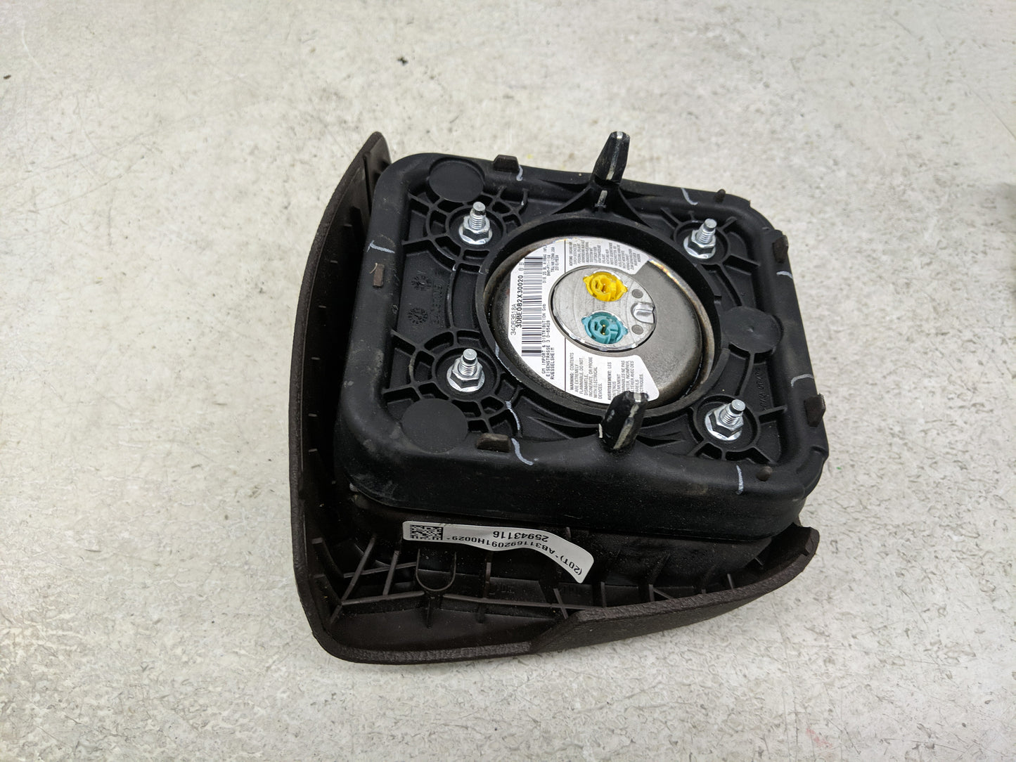 2010 Cadillac Srx Air Bag Driver Left Steering Wheel Mounted Fits OEM Used Auto Parts - Oemusedautoparts1.com