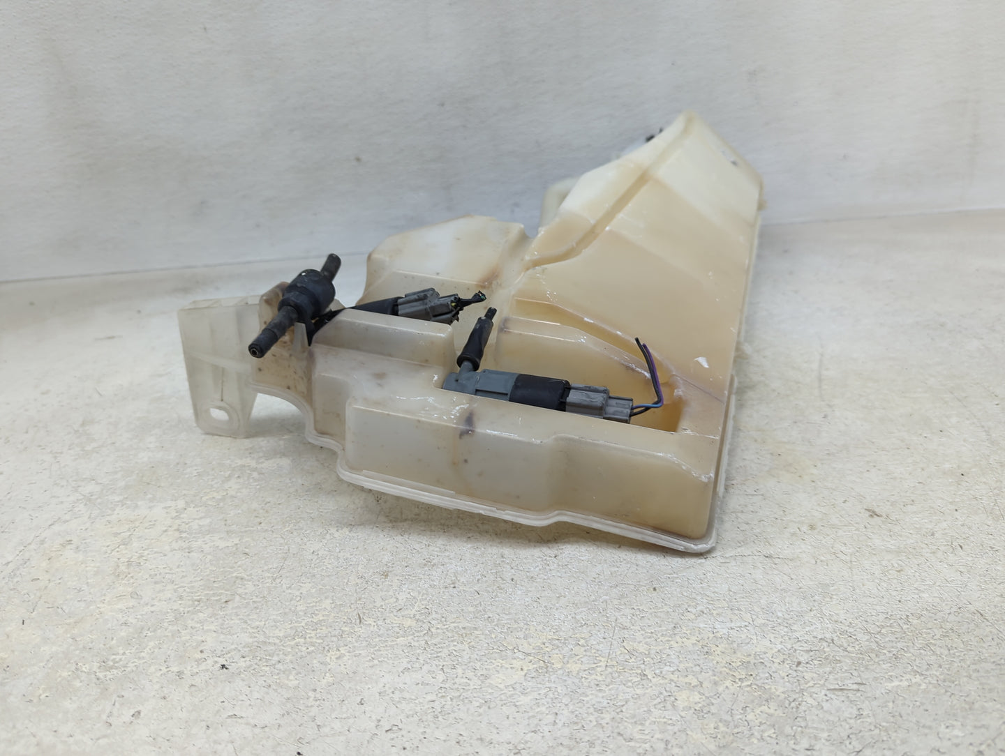 2010-2016 Cadillac Srx Radiator Coolant Overflow Expansion Tank Bottle 1393644 - Oemusedautoparts1.com