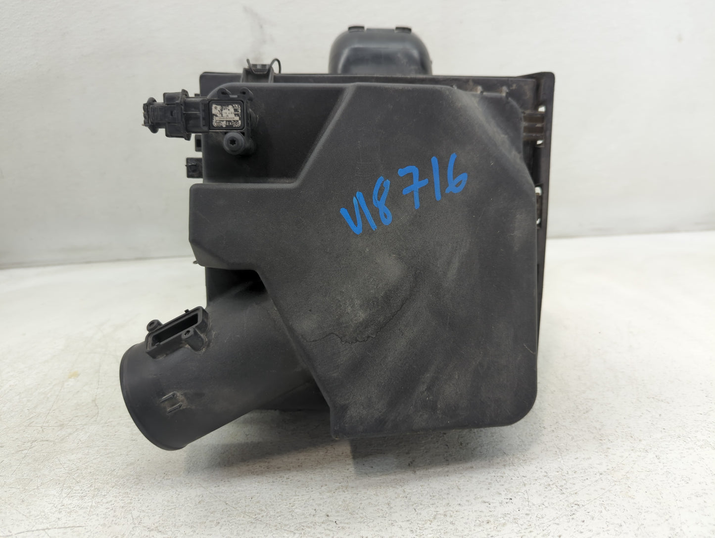 2010-2011 Cadillac Srx Air Cleaner Intake-duct Hose Tube - Oemusedautoparts1.com
