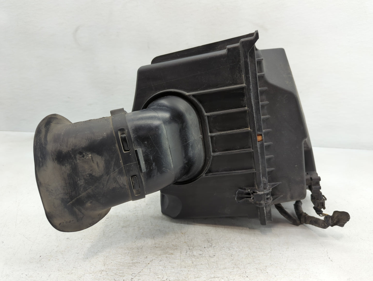2010 Cadillac Srx Air Cleaner Intake-duct Hose Tube - Oemusedautoparts1.com