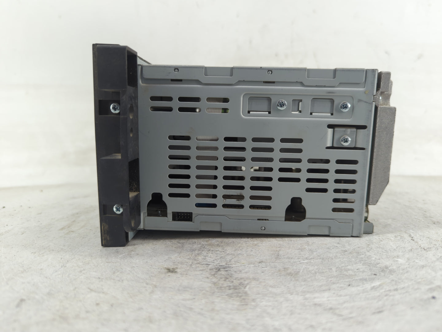2010-2011 Chevrolet Aveo Radio AM FM Cd Player Receiver Replacement P/N:95981815 Fits Fits 2010 2011 OEM Used Auto Parts - O