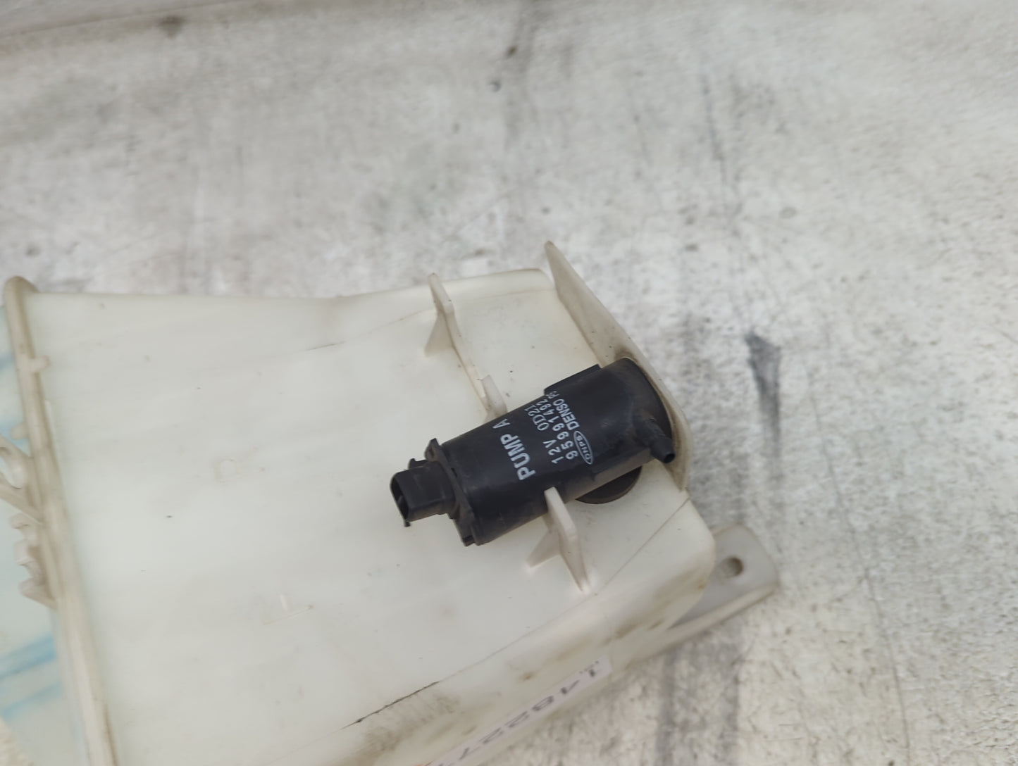 2009-2011 Chevrolet Aveo Windshield Washer Fluid Reservoir Bottle 1482277 - Oemusedautoparts1.com