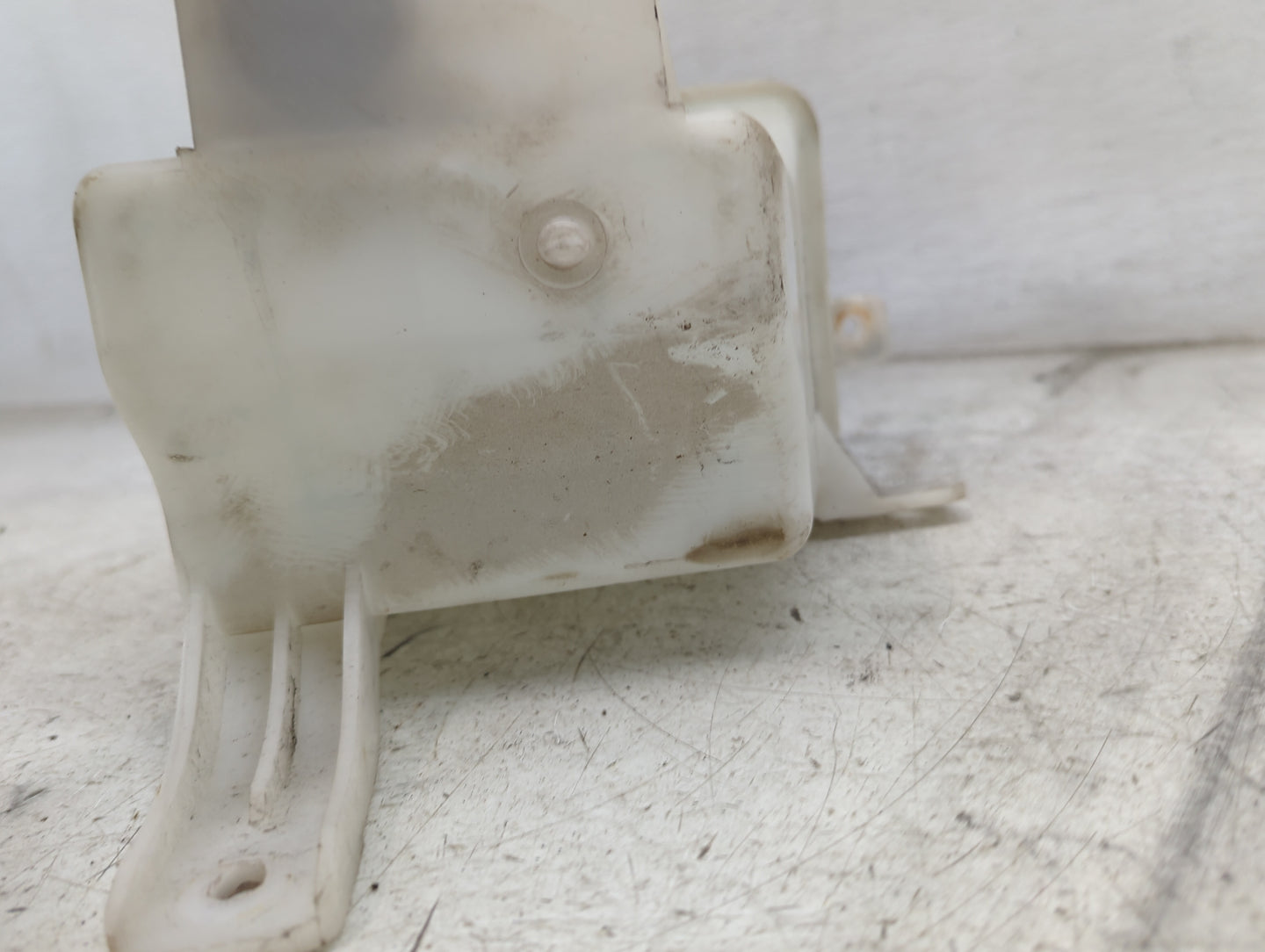 2009-2011 Chevrolet Aveo Windshield Washer Fluid Reservoir Bottle 1482277 - Oemusedautoparts1.com