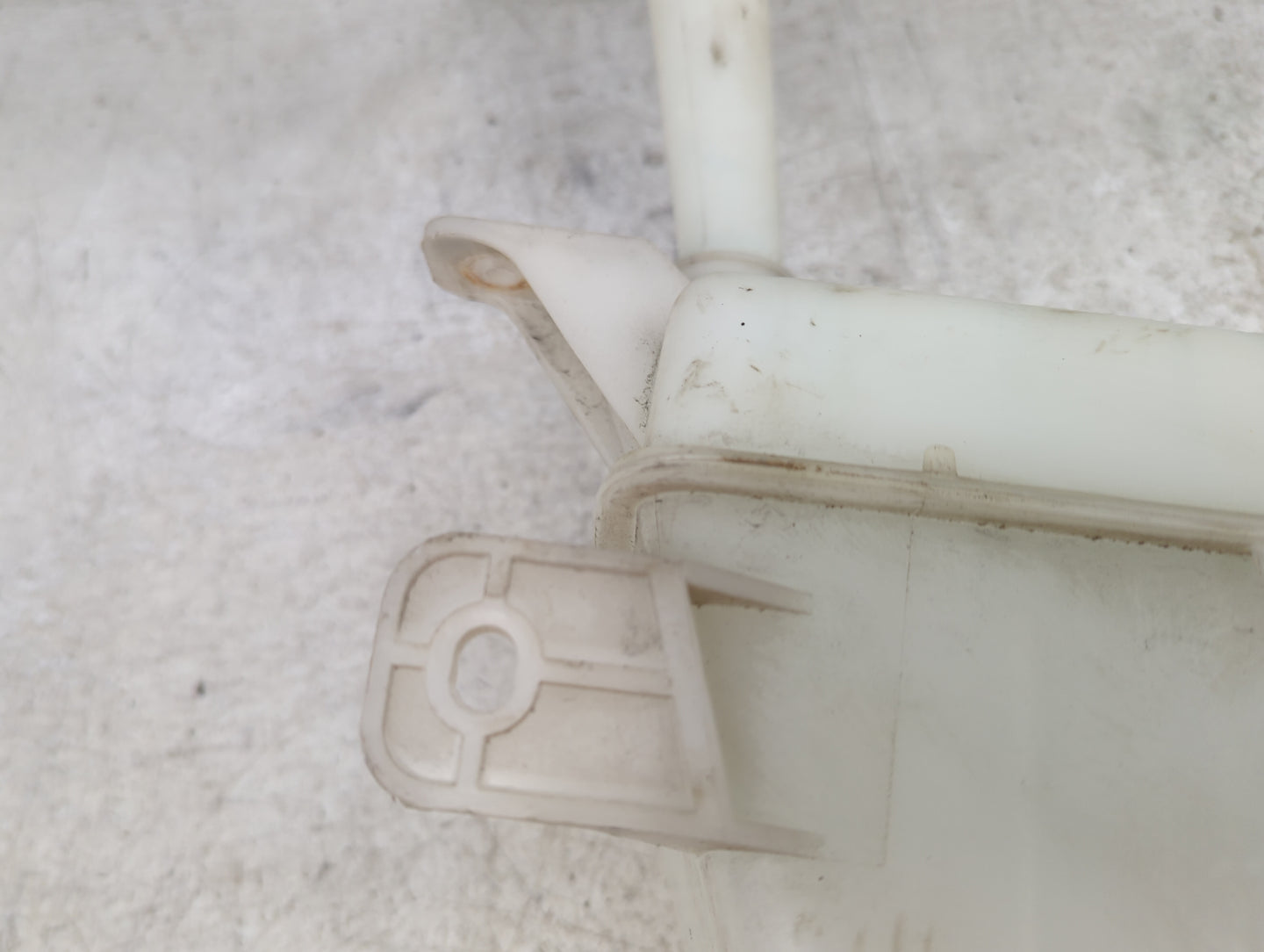 2009-2011 Chevrolet Aveo Windshield Washer Fluid Reservoir Bottle 1482277 - Oemusedautoparts1.com