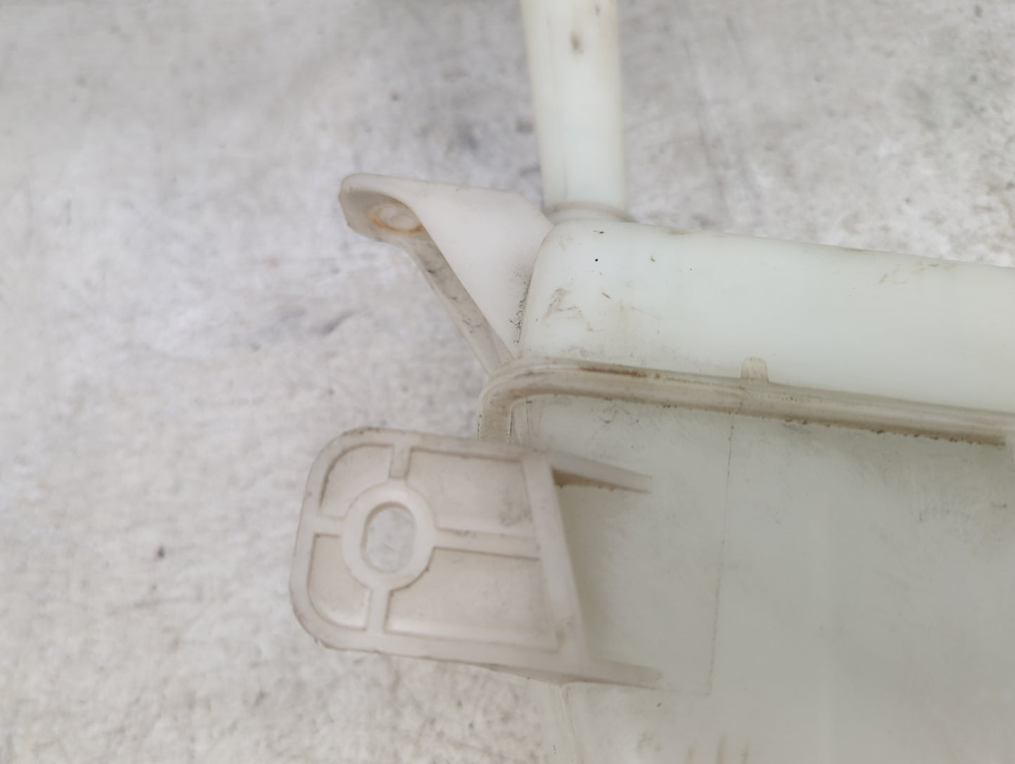 2009-2011 Chevrolet Aveo Windshield Washer Fluid Reservoir Bottle 1482277 - Oemusedautoparts1.com