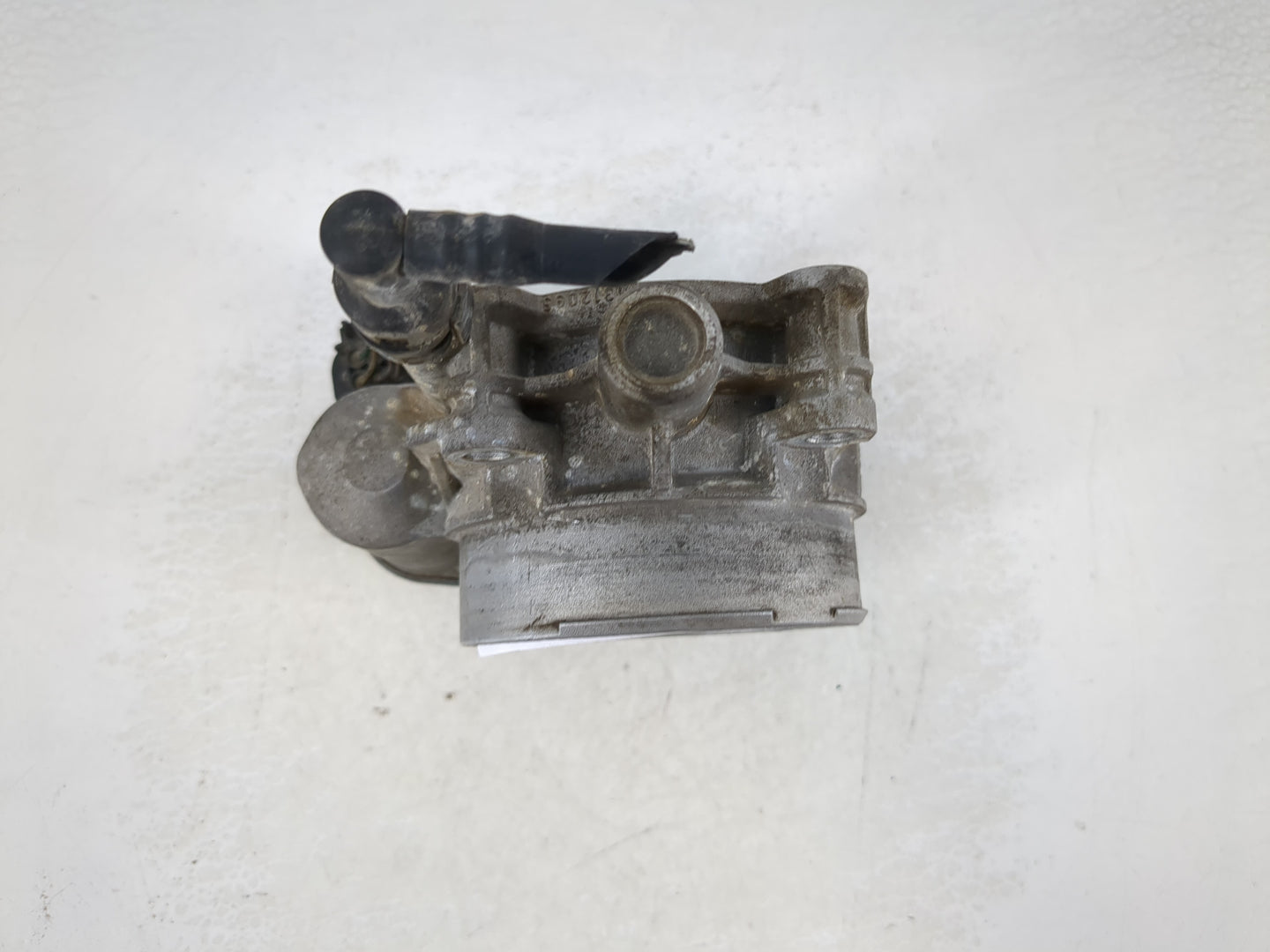 2010-2011 Chevrolet Camaro Throttle Body P/N:01611F0166 Fits Fits 2007 2008 2009 2010 2011 2012 OEM Used Auto Parts - Oemuse