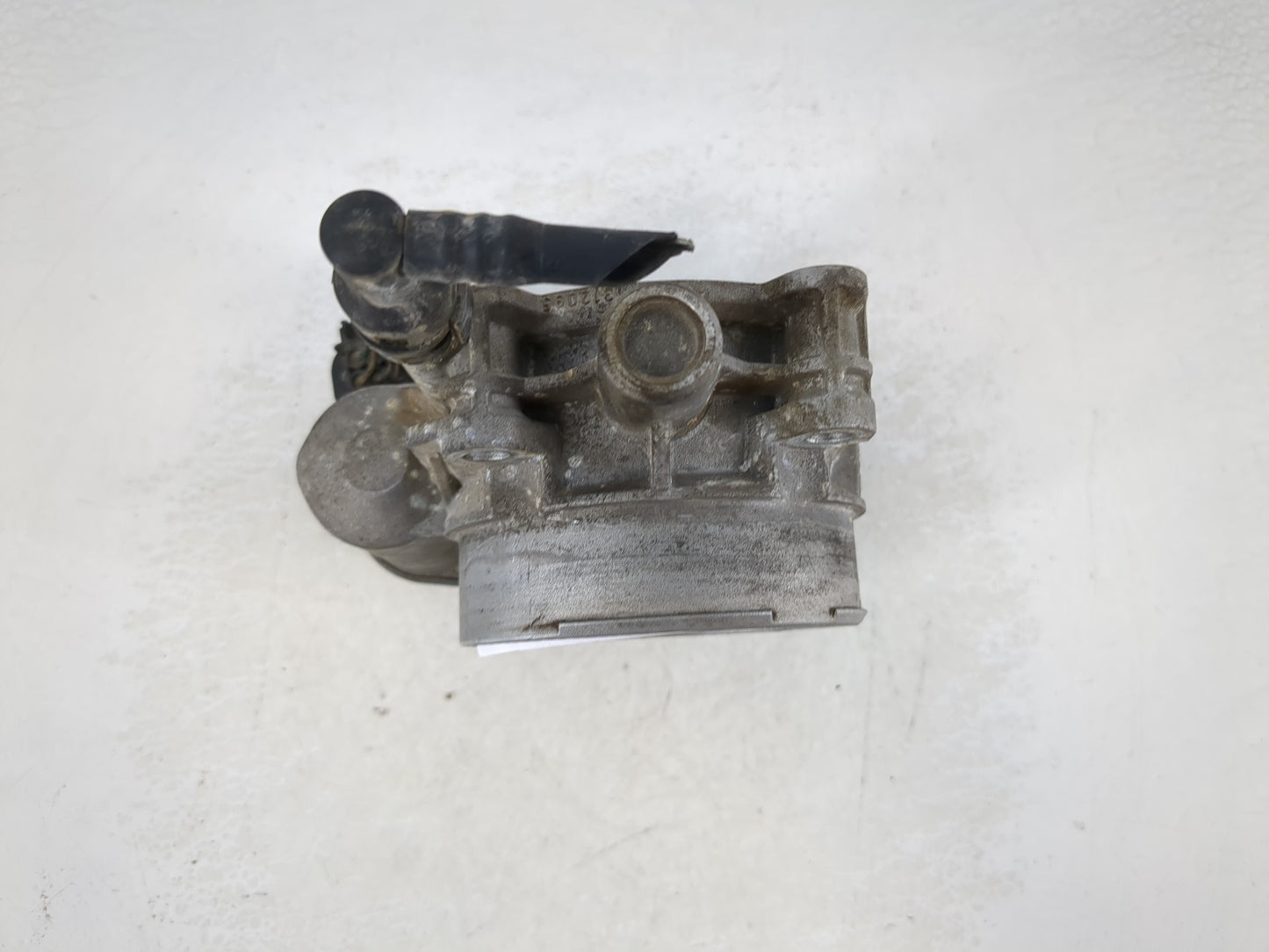 2010-2011 Chevrolet Camaro Throttle Body P/N:01611F0166 Fits Fits 2007 2008 2009 2010 2011 2012 OEM Used Auto Parts - Oemuse