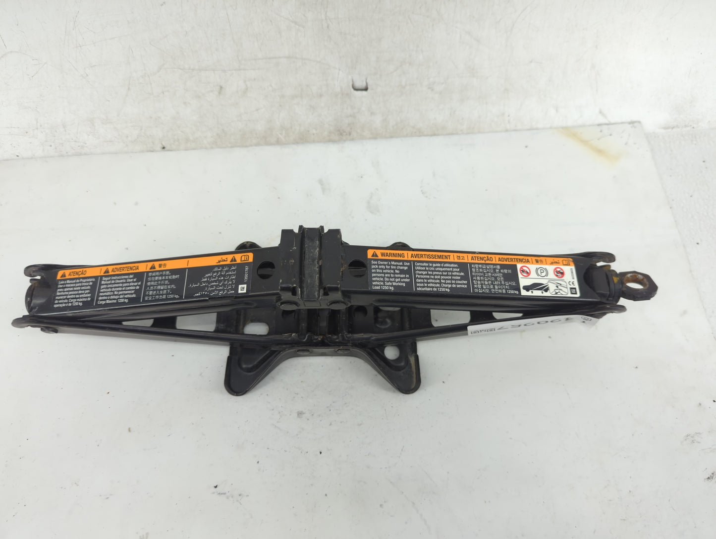 2010 Chevrolet Camaro Spare Scissor Car Jack - Oemusedautoparts1.com