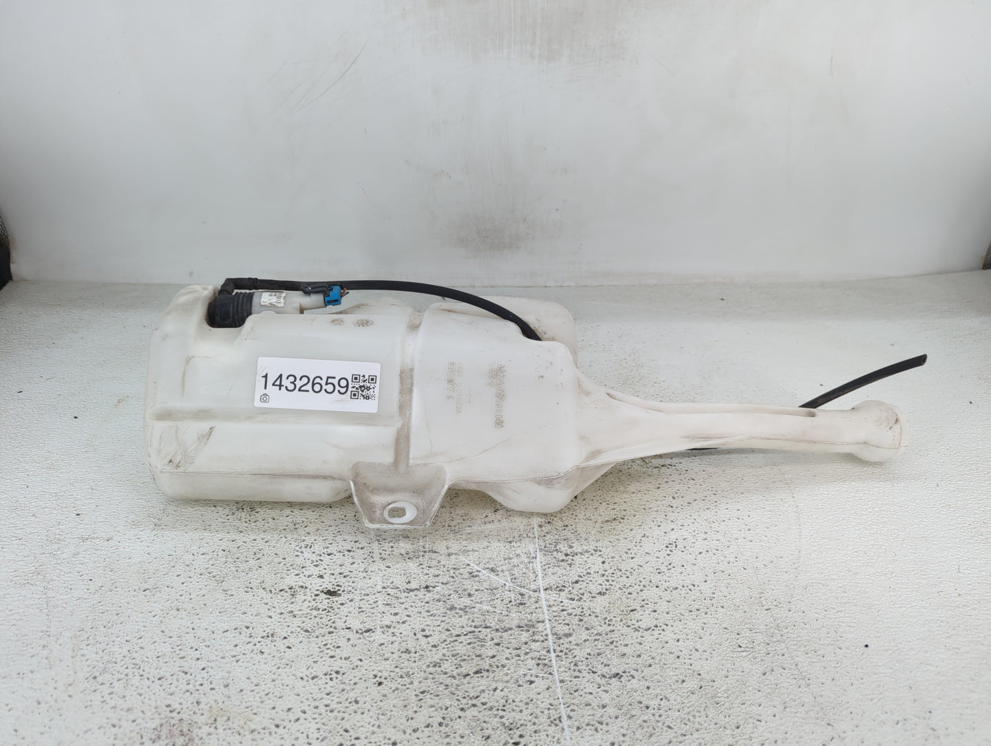 2010-2015 Chevrolet Camaro Windshield Washer Fluid Reservoir Bottle Oem - Oemusedautoparts1.com