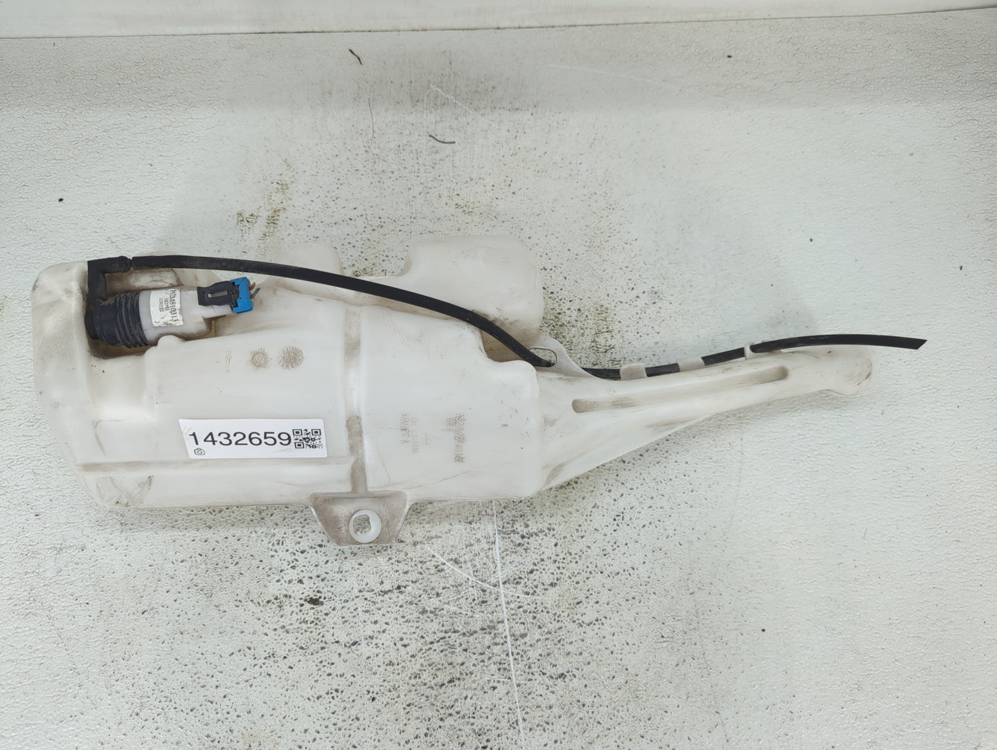 2010-2015 Chevrolet Camaro Windshield Washer Fluid Reservoir Bottle Oem - Oemusedautoparts1.com
