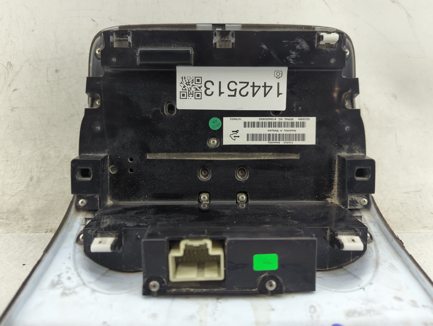 2010-2015 Chevrolet Camaro Radio AM FM Cd Player Receiver Replacement P/N:92235959 913942939002 Fits OEM Used Auto Parts - O