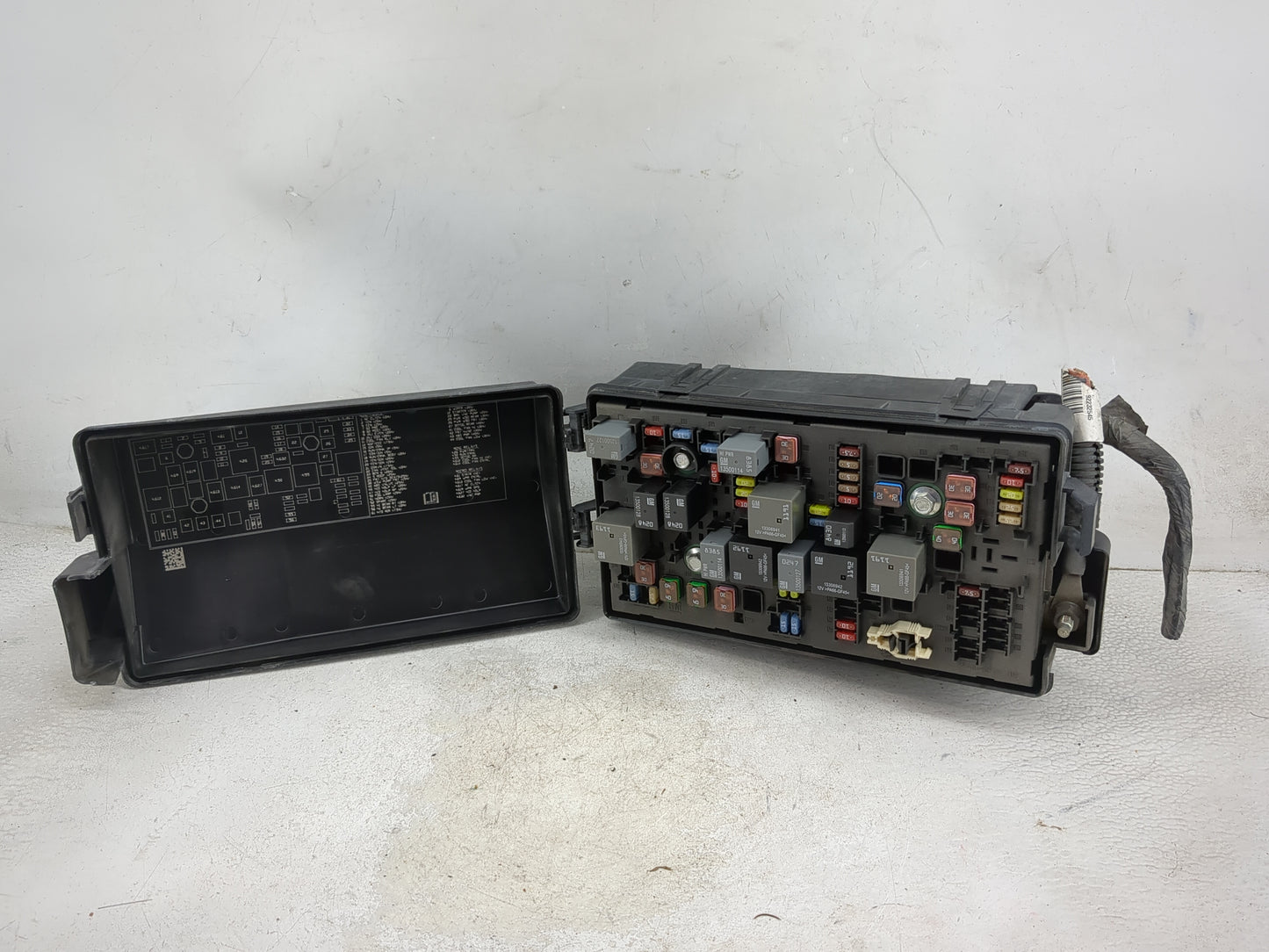 2010 Chevrolet Camaro Fusebox Fuse Box Panel Relay Module P/N:13500114 13500128, 13500127, 13306941, 13306942, 13306943 Fits