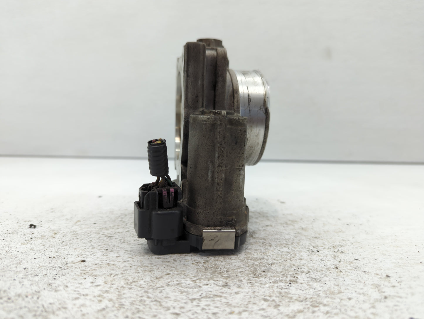 2010-2011 Chevrolet Camaro Throttle Body P/N:2829AA Fits Fits 2007 2008 2009 2010 2011 2012 OEM Used Auto Parts - Oemusedaut