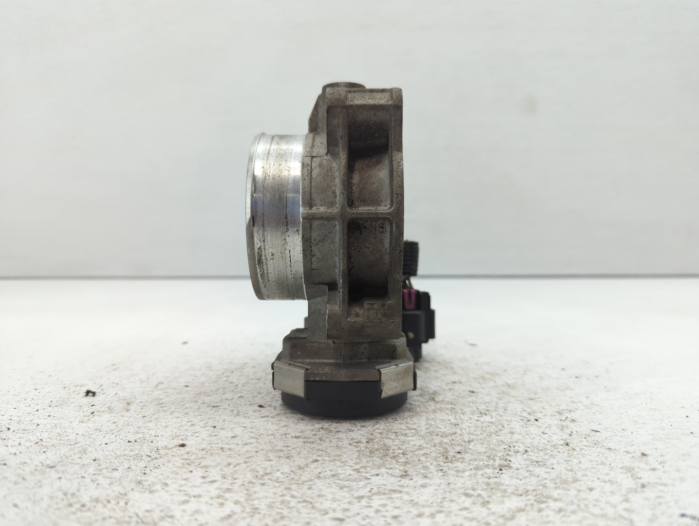 2010-2011 Chevrolet Camaro Throttle Body P/N:2829AA Fits Fits 2007 2008 2009 2010 2011 2012 OEM Used Auto Parts - Oemusedaut