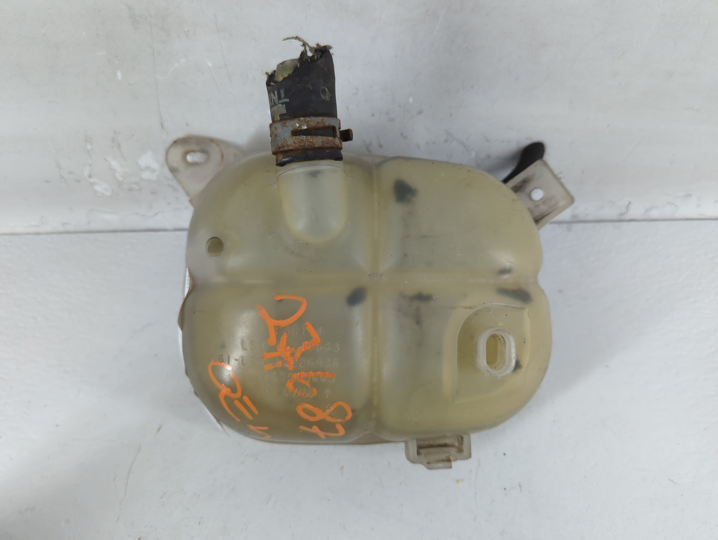 2005-2010 Chevrolet Cobalt Windshield Washer Fluid Reservoir Bottle Oem - Oemusedautoparts1.com