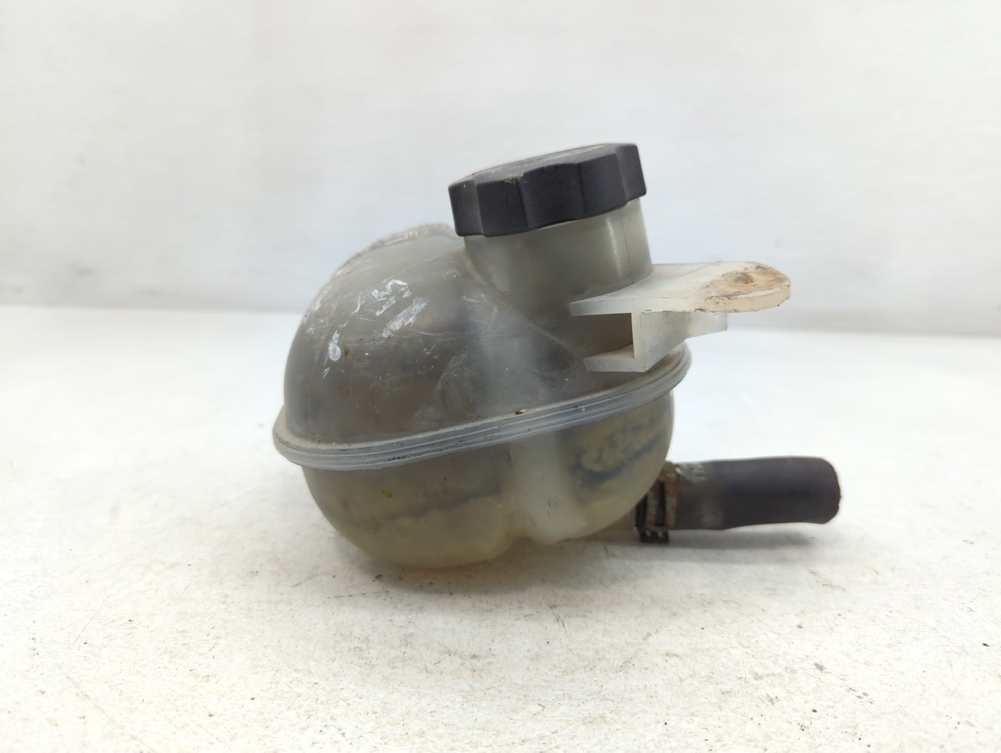 2005 Chevrolet Cobalt Radiator Coolant Overflow Expansion Tank Bottle - Oemusedautoparts1.com