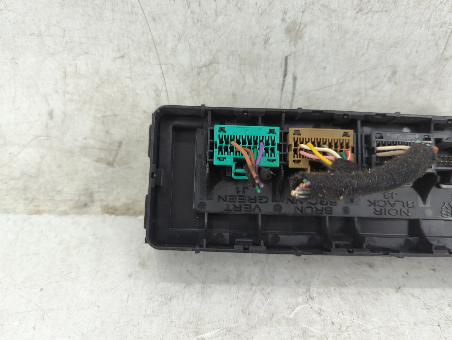 2010-2010 Chevrolet Equinox Body Control Module Bcm Inner Cabin Fuse Box - Oemusedautoparts1.com
