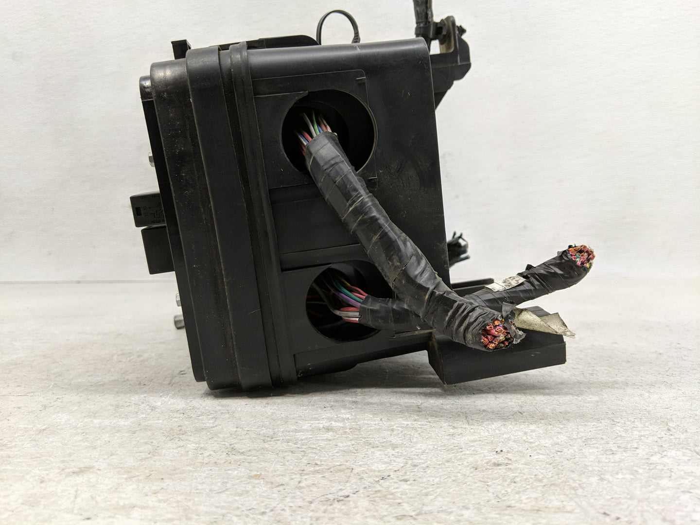 2010 Chevrolet Equinox Fusebox Fuse Box Panel Relay Module Fits OEM Used Auto Parts - Oemusedautoparts1.com