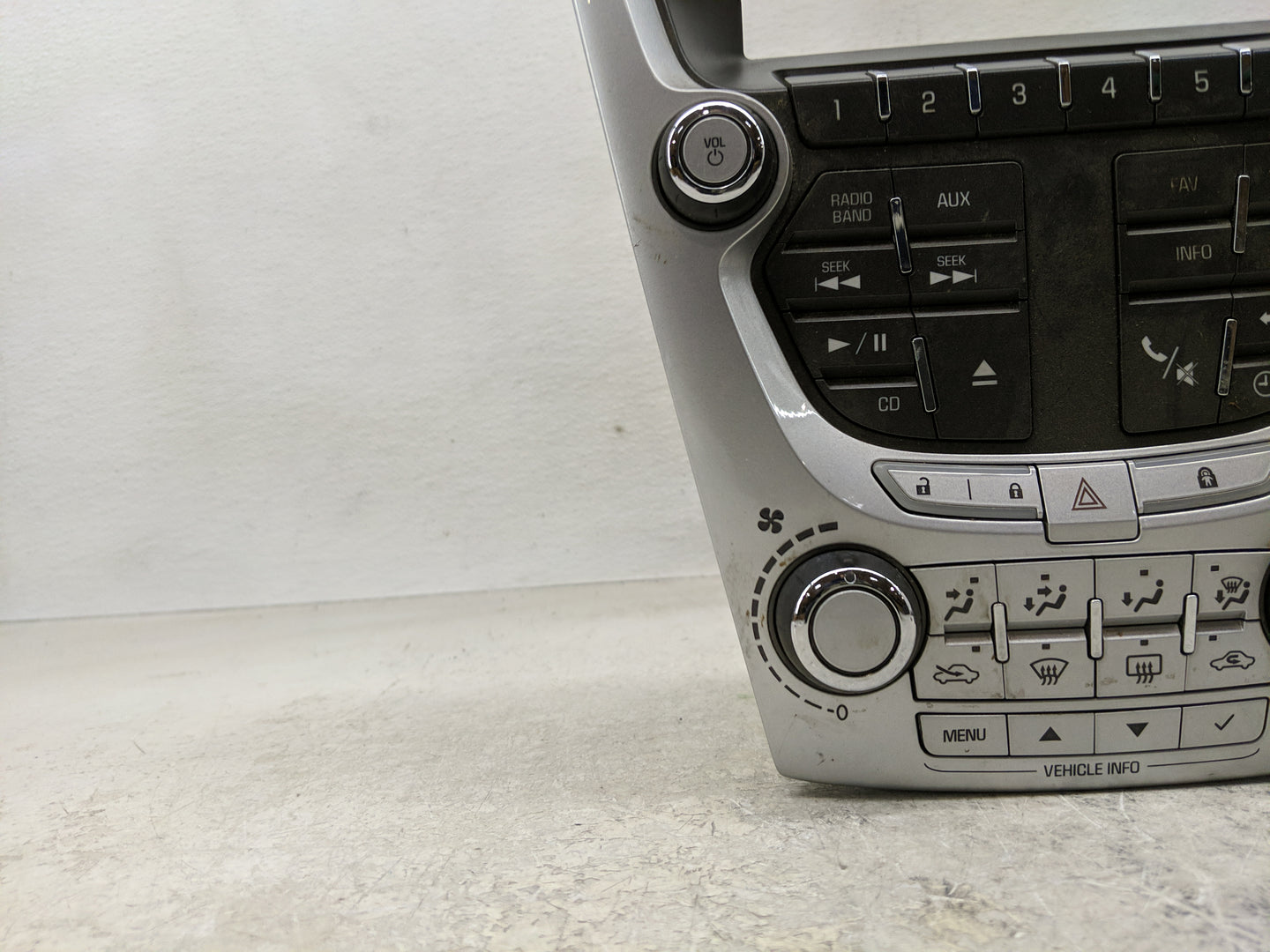 2010-2011 Chevrolet Equinox Radio AM FM Cd Player Receiver Replacement P/N:20878036 Fits Fits 2010 2011 OEM Used Auto Parts 